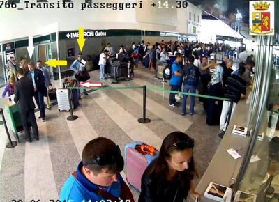 Malpensa, derubavano passeggeri distratti al check-in. FOTO Malpensa, derubavano passeggeri distratti al check-in. FOTO