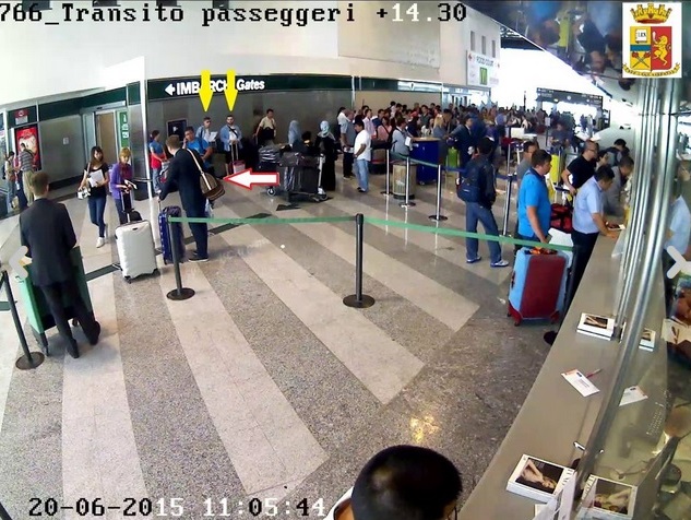 Malpensa, derubavano passeggeri distratti al check-in. FOTO Malpensa, derubavano passeggeri distratti al check-in. FOTO