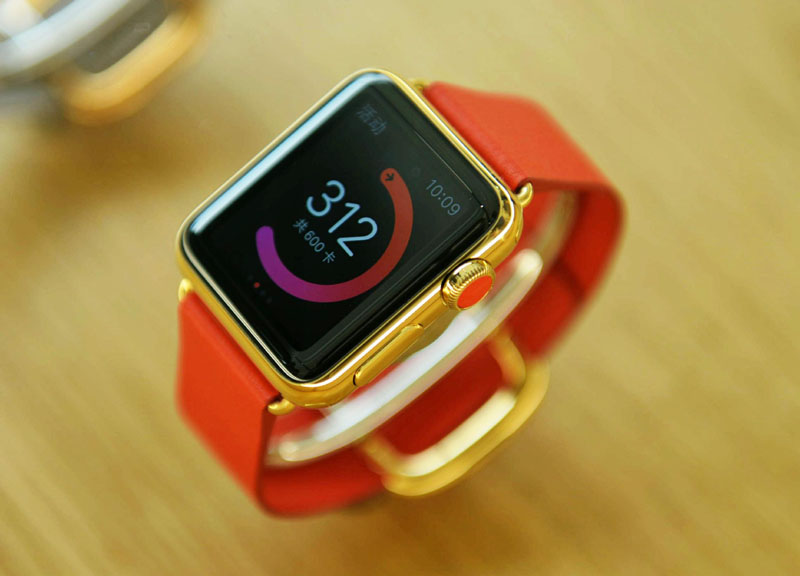 Apple watch day: lunghe code per l’orologio “del futuro” Apple watch day: lunghe code per l’orologio “del futuro”