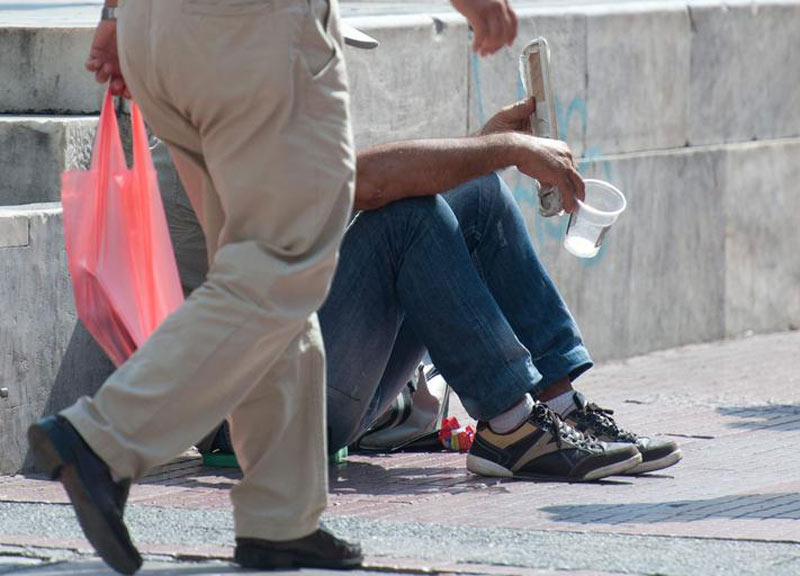 Irregolari e molestatori. Denunciati 58 mendicanti Irregolari e molestatori. Denunciati 58 mendicanti