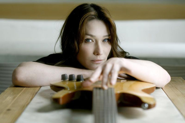 Carla Bruni: “Bevo birra, fa bene alla pelle”. FOTO