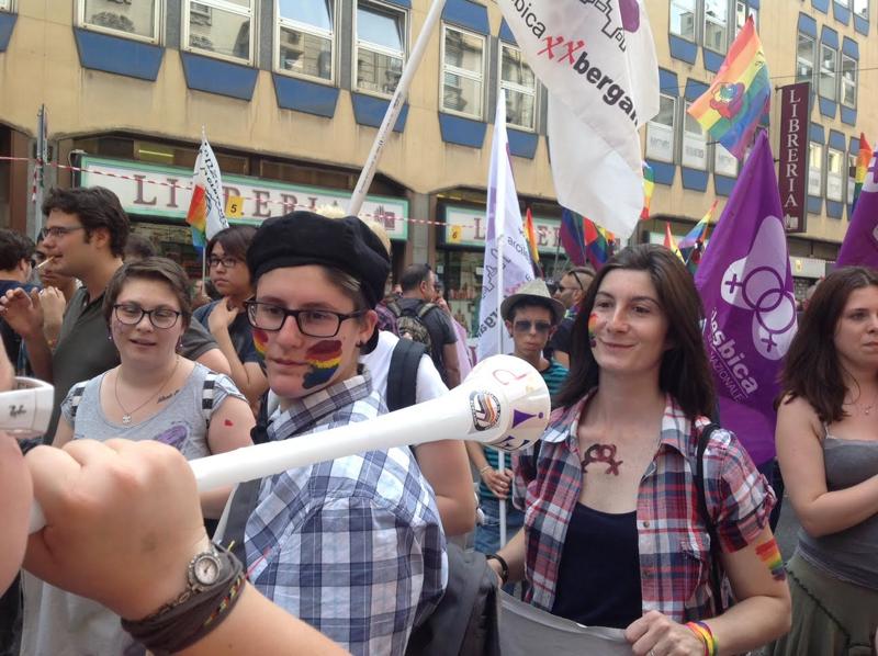 Milano Pride, sfila l’onda arcobaleno. “Uguali diritti per tutti” Milano Pride, sfila l’onda arcobaleno. “Uguali diritti per tutti”