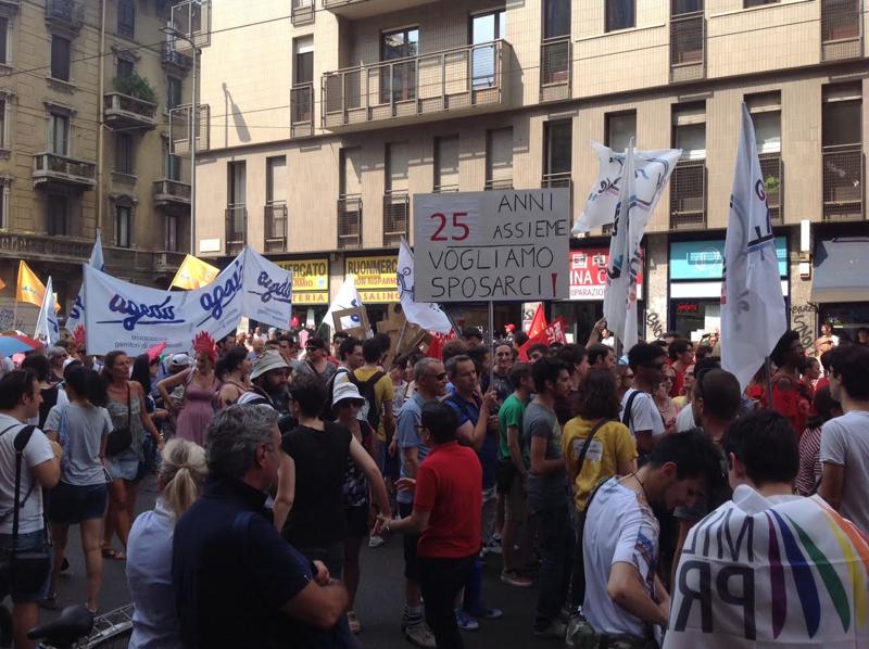 Milano Pride, sfila l’onda arcobaleno. “Uguali diritti per tutti” Milano Pride, sfila l’onda arcobaleno. “Uguali diritti per tutti”