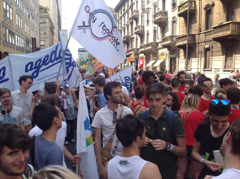 Milano Pride, sfila l’onda arcobaleno. “Uguali diritti per tutti” Milano Pride, sfila l’onda arcobaleno. “Uguali diritti per tutti”