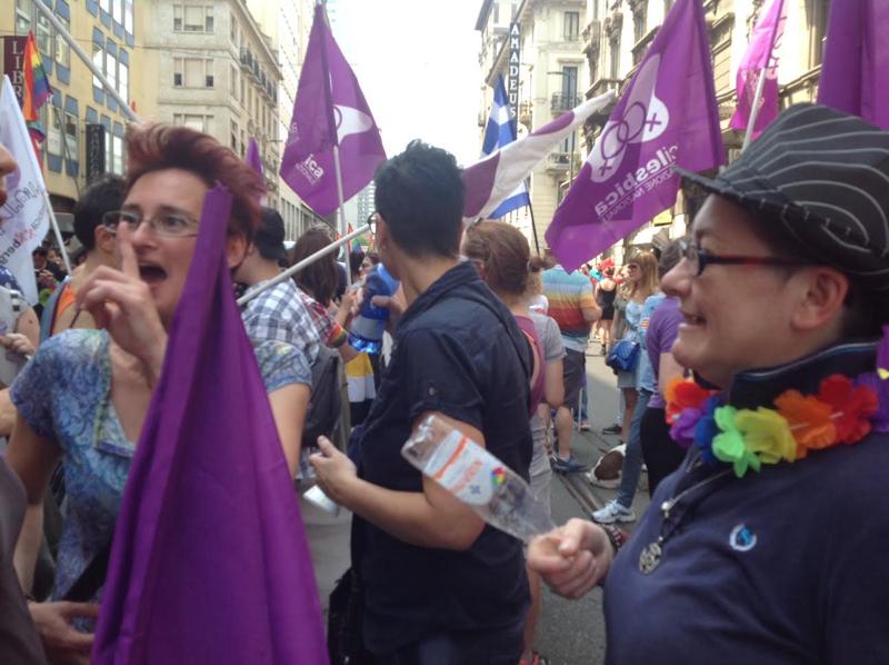 Milano Pride, sfila l’onda arcobaleno. “Uguali diritti per tutti” Milano Pride, sfila l’onda arcobaleno. “Uguali diritti per tutti”