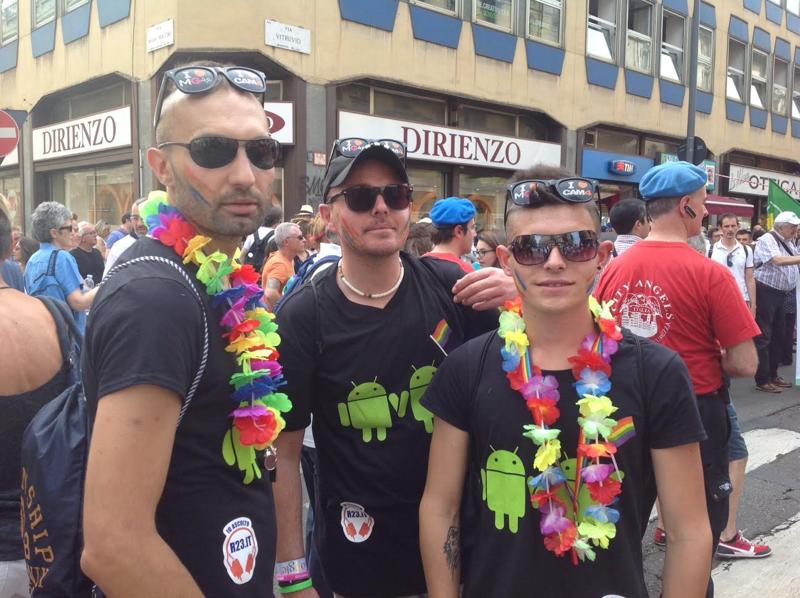 Milano Pride, sfila l’onda arcobaleno. “Uguali diritti per tutti” Milano Pride, sfila l’onda arcobaleno. “Uguali diritti per tutti”