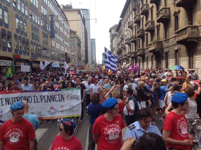Milano Pride, sfila l’onda arcobaleno. “Uguali diritti per tutti” Milano Pride, sfila l’onda arcobaleno. “Uguali diritti per tutti”