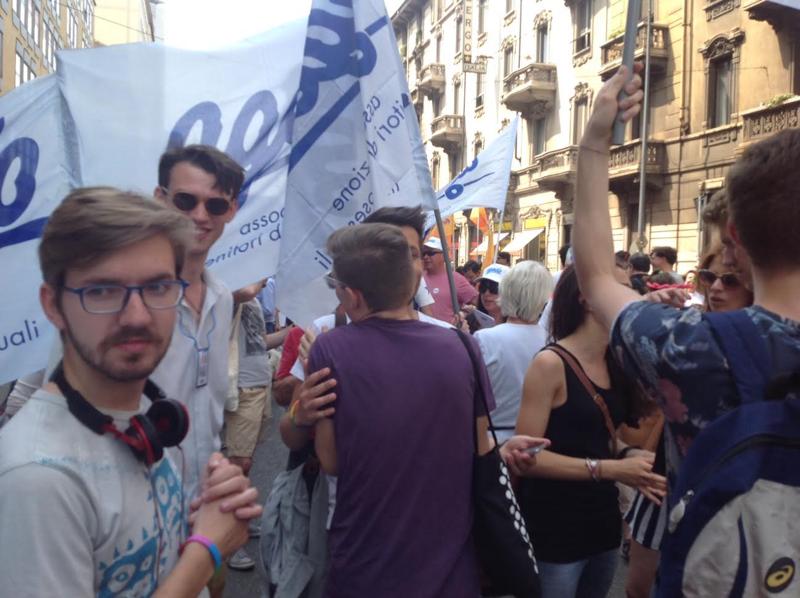 Milano Pride, sfila l’onda arcobaleno. “Uguali diritti per tutti” Milano Pride, sfila l’onda arcobaleno. “Uguali diritti per tutti”