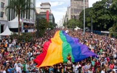 Foto arcobaleno su Fb? “Al battesimo non potete fare i padrini”