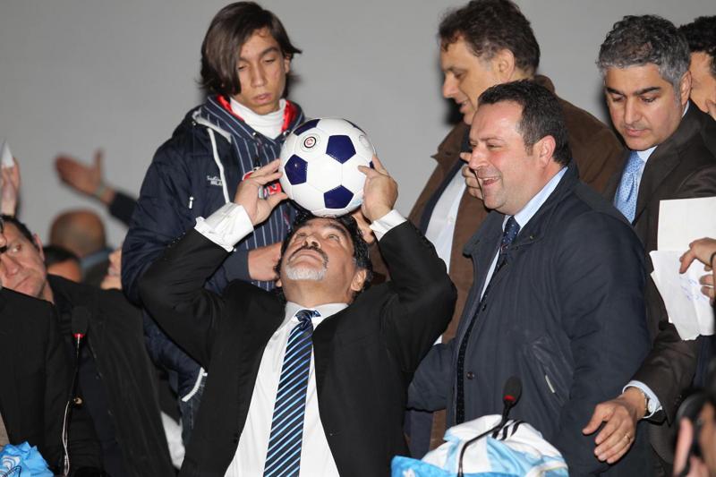 Napoli piange Celentano: Diego Armando Maradona arrivo per lui Napoli piange Celentano: Diego Armando Maradona arrivo per lui