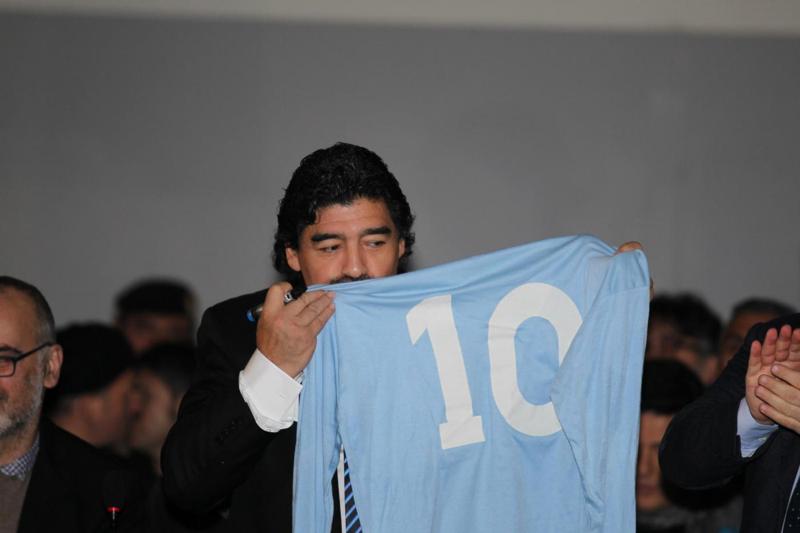 Napoli piange Celentano: Diego Armando Maradona arrivo per lui Napoli piange Celentano: Diego Armando Maradona arrivo per lui