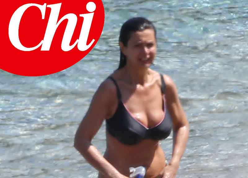 Laura Boldrini al mare, le foto in bichini