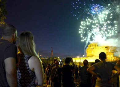 Castel Sant’Angelo, la Girandola rinnova lo show e incanta romani e turisti
