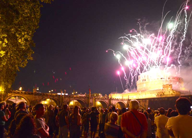 Castel Sant’Angelo, la Girandola rinnova lo show e incanta romani e turisti Castel Sant’Angelo, la Girandola rinnova lo show e incanta romani e turisti