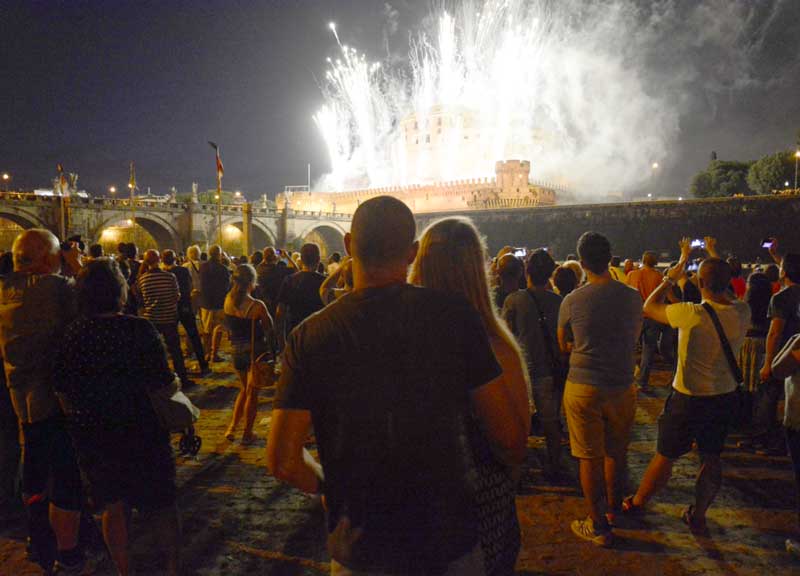 Castel Sant’Angelo, la Girandola rinnova lo show e incanta romani e turisti Castel Sant’Angelo, la Girandola rinnova lo show e incanta romani e turisti