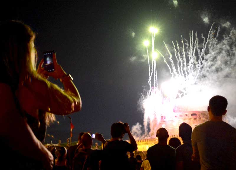 Castel Sant’Angelo, la Girandola rinnova lo show e incanta romani e turisti Castel Sant’Angelo, la Girandola rinnova lo show e incanta romani e turisti