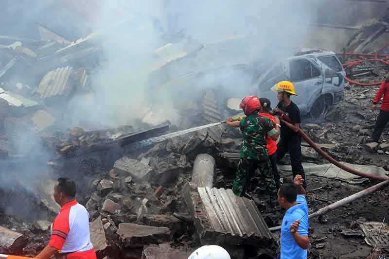 Carneficina a Sumatra, aereo sulle case. “Precipitato subito dopo il decollo”