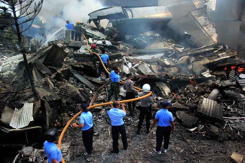 Carneficina a Sumatra, aereo sulle case. “Precipitato subito dopo il decollo”