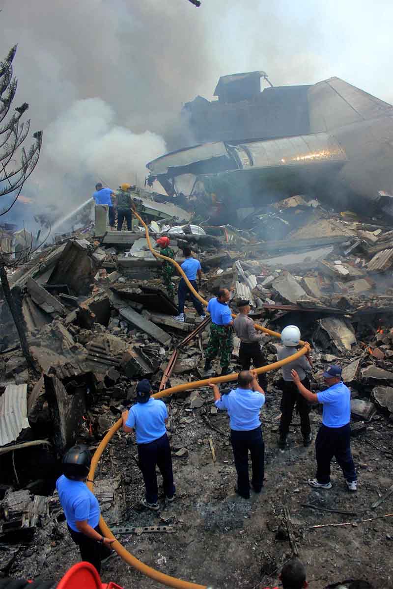 Carneficina a Sumatra, aereo sulle case. “Precipitato subito dopo il decollo”