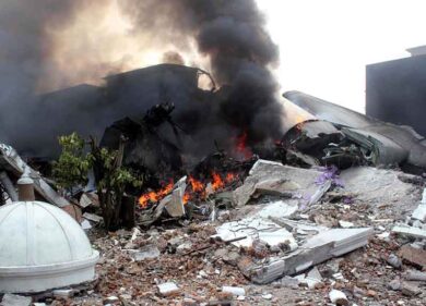 Carneficina a Sumatra, aereo sulle case. “Precipitato subito dopo il decollo”