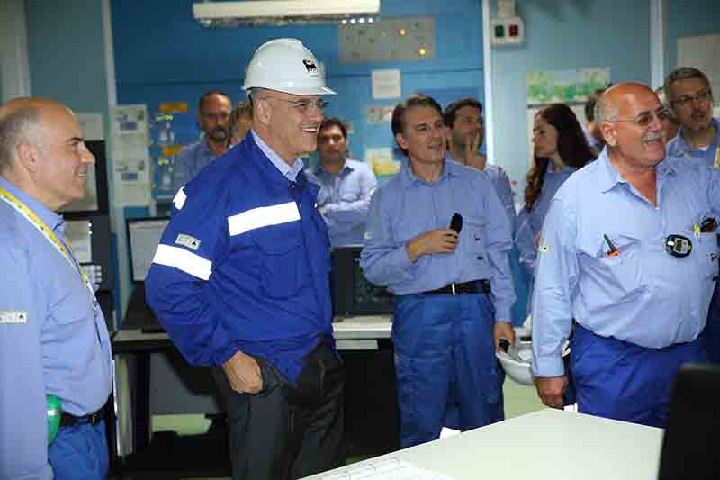 Eni, l’amministratore delegato di Eni Claudio Descalzi in visita alla raffineria di Livorno