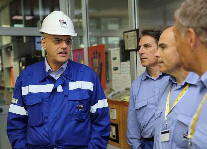 Eni, l’amministratore delegato di Eni Claudio Descalzi in visita alla raffineria di Livorno