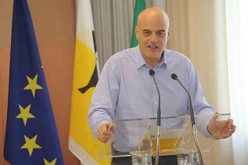 Eni, l’amministratore delegato di Eni Claudio Descalzi in visita alla raffineria di Livorno