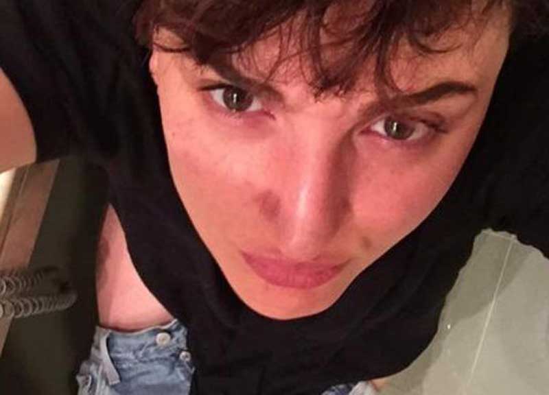 Il selfie di Arisa sul wc. E’ bufera: tu lo faresti?