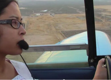 Guidare un aereo, oltre ogni limite: Jessica Cox, prima pilota senza braccia