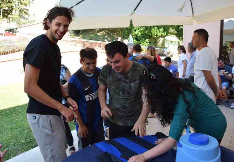 Sport e solidarietà, Ranocchia incontra i ragazzi disabili del Serafico