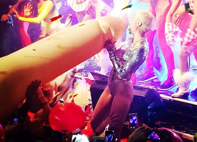Miley Cyrus si scontra con Demi Lovato, botte da orbi! Foto “osé”! Miley Cyrus si scontra con Demi Lovato, botte da orbi! Foto “osé”!
