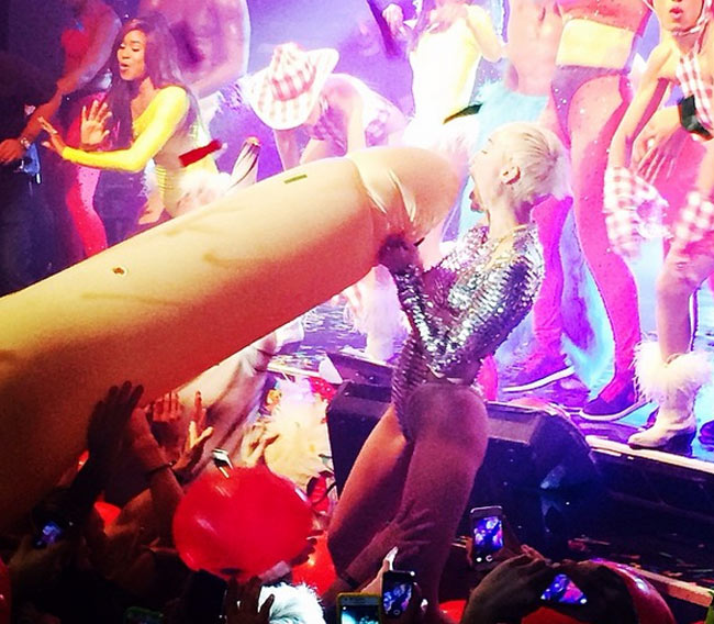 Miley Cyrus-Demi Lovato, che botte! Le foto “hot”! Miley Cyrus-Demi Lovato, che botte! Le foto “hot”!