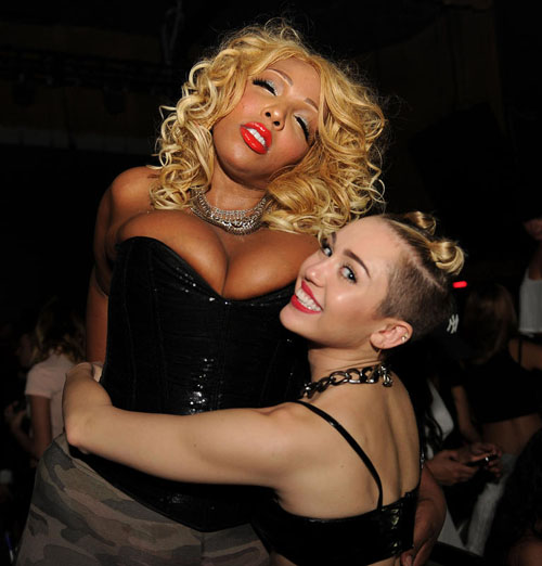 Miley Cyrus-Demi Lovato, che botte! Le foto “hot”! Miley Cyrus-Demi Lovato, che botte! Le foto “hot”!