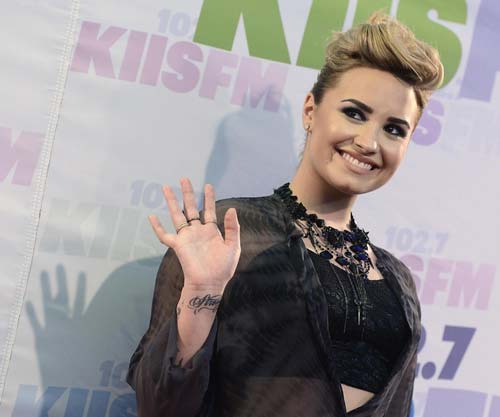 Miley Cyrus e Demi si picchiamo. Foto “hot”! Miley Cyrus e Demi si picchiamo. Foto “hot”!