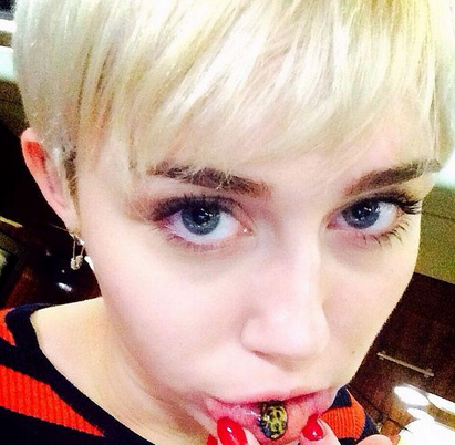 Miley Cyrus e Demi si picchiamo. Foto “hot”! Miley Cyrus e Demi si picchiamo. Foto “hot”!