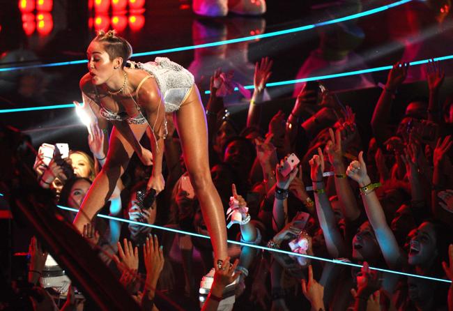 Miley Cyrus e Demi si picchiamo. Foto “hot”! Miley Cyrus e Demi si picchiamo. Foto “hot”!