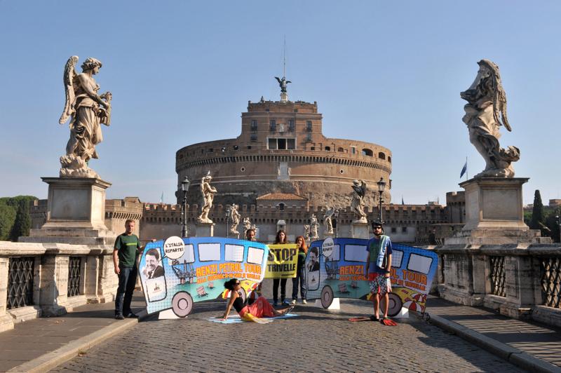 Greenpeace, tutti al mare sul pullman del Renzi PetrolTour. Foto