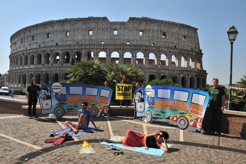 Greenpeace, tutti al mare sul pullman del Renzi PetrolTour. Foto