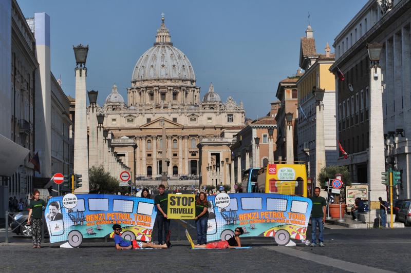 Greenpeace, tutti al mare sul pullman del Renzi PetrolTour. Foto