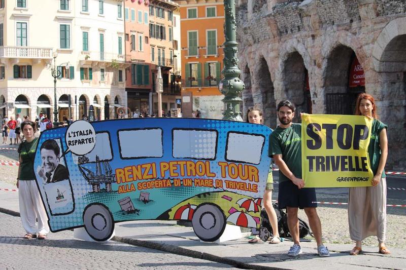 Greenpeace, tutti al mare sul pullman del Renzi PetrolTour. Foto