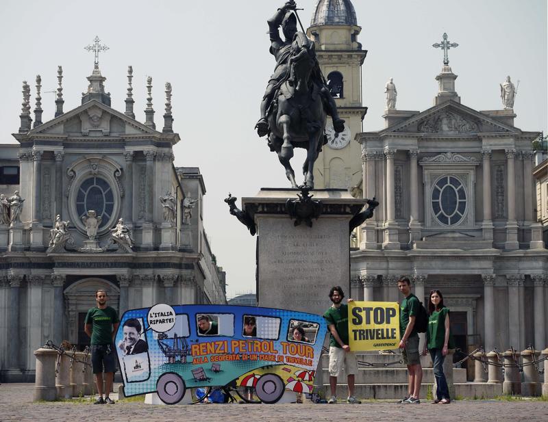 Greenpeace, tutti al mare sul pullman del Renzi PetrolTour. Foto