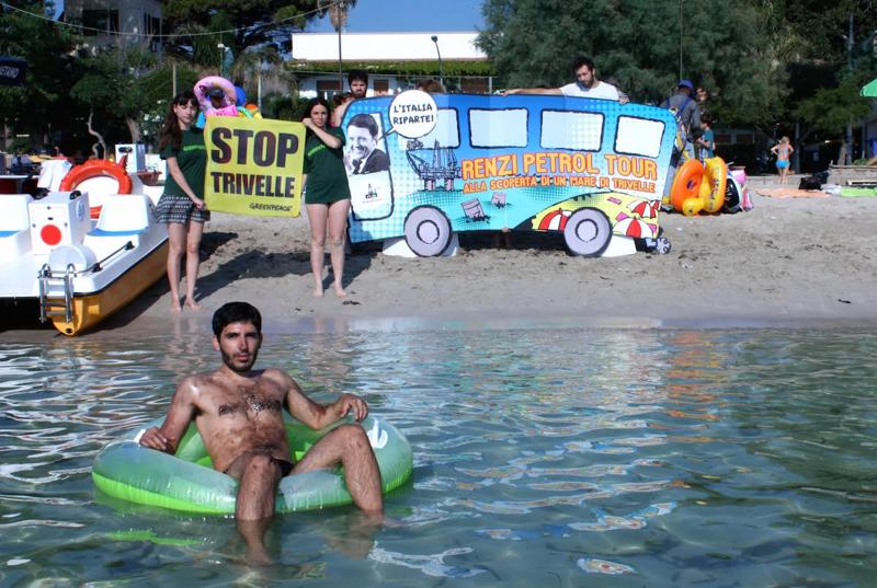 Greenpeace, tutti al mare sul pullman del Renzi PetrolTour. Foto