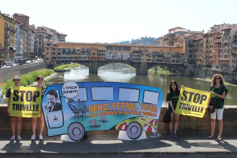 Greenpeace, tutti al mare sul pullman del Renzi PetrolTour. Foto