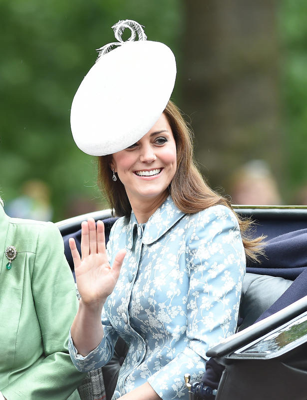 Kate Middleton e le madrine di Charlotte: sì a Diana, no ai reali Kate Middleton e le madrine di Charlotte: sì a Diana, no ai reali