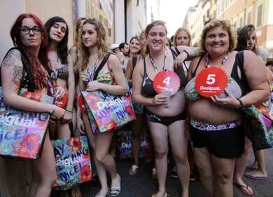 Semi-nudi per il primo giorno di saldi a Desigual. FOTO