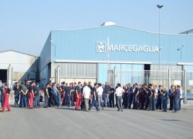 Marcegaglia, i lavoratori sul tetto minacciano di gettarsi giù
