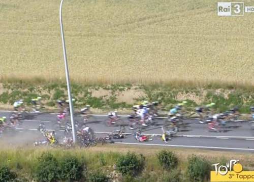 Tour de France, Froome leader e Nibali perde terreno. Maxi-caduta Tour de France, Froome leader e Nibali perde terreno. Maxi-caduta