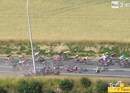 Tour de France, Froome leader e Nibali perde terreno. Maxi-caduta Tour de France, Froome leader e Nibali perde terreno. Maxi-caduta