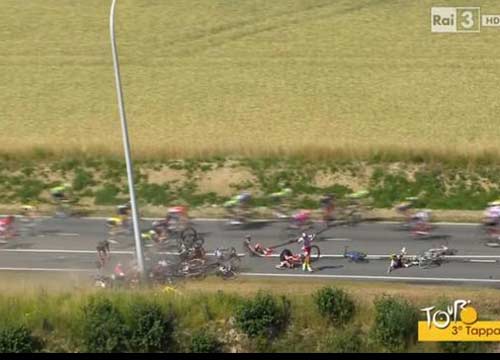 Tour de France, Froome leader e Nibali perde terreno. Maxi-caduta Tour de France, Froome leader e Nibali perde terreno. Maxi-caduta