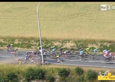 Tour de France, Froome leader e Nibali perde terreno. Maxi-caduta